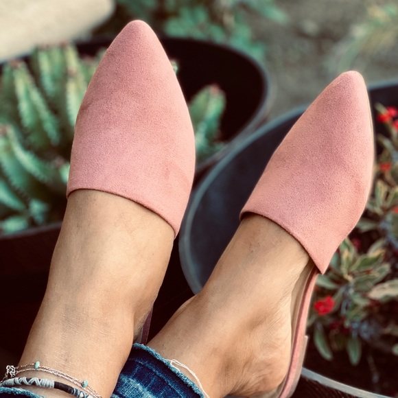 NEW---LADIES BLACK POINTED TOE SLIP ON FLAT MULES - Picture 5 of 5